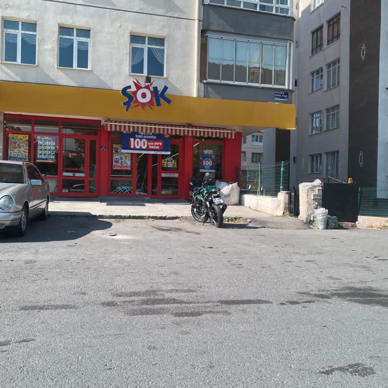 Şok Market Önündeki Müşteri Park Alanının Personel Tarafından İşgal Edilmesi