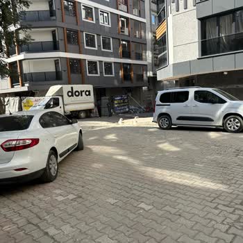 Bozuk Yol Ve Uyarı Eksikliği Nedeniyle Araç Lastiği Patladı