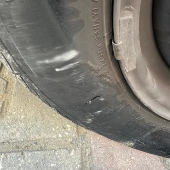 Bozuk Yol Ve Uyarı Eksikliği Nedeniyle Araç Lastiği Patladı