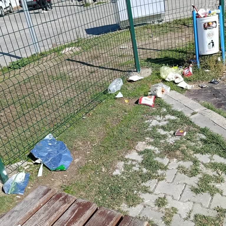 Tekirdağ Muratlı Çocuk Parkında Çöp Kirliliği Çocukları Tehdit Ediyor