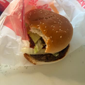 Burger King Siparişinde Kola Yok Ve Hamburger Açıkça Isırılmış