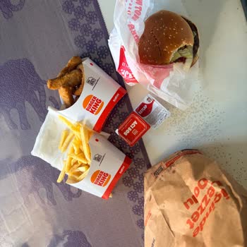 Burger King Siparişinde Kola Yok Ve Hamburger Açıkça Isırılmış