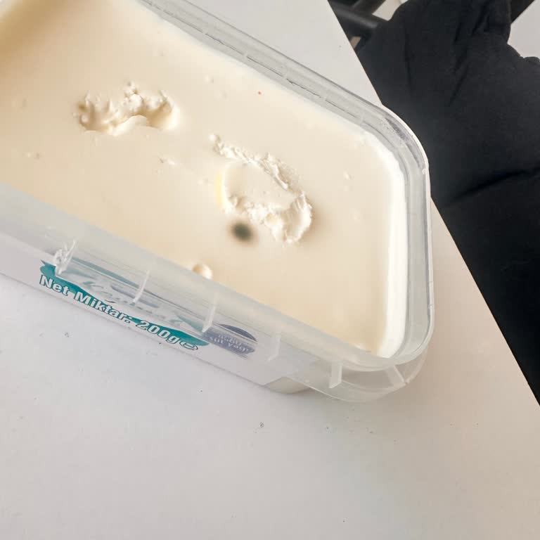 Kaymak Sütünde Kocaman Siyah Leke, Bozulmuş Ve Sağlık Riski