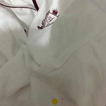 DeFacto Sweatshirt’te Kırmızı Boya Lekesi Ve Defolu Etiket: Tekrarlanan Kusurlar İçin Çözüm Talebi