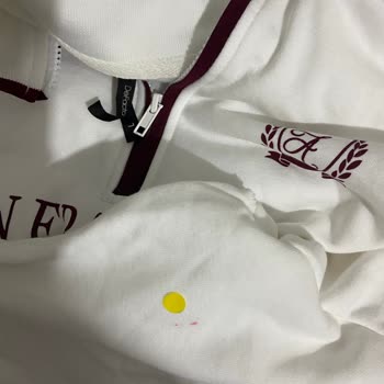 DeFacto Sweatshirt’te Kırmızı Boya Lekesi Ve Defolu Etiket: Tekrarlanan Kusurlar İçin Çözüm Talebi