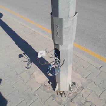 Muğla Büyükşehir Belediyesi Bodrum Bitez Kavşağındaki Aydınlatma Direğinde Açıkta Elektrik Kabloları