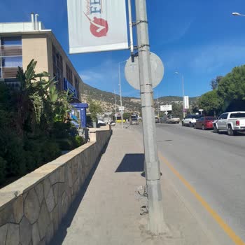 Muğla Büyükşehir Belediyesi Bodrum Bitez Kavşağındaki Aydınlatma Direğinde Açıkta Elektrik Kabloları