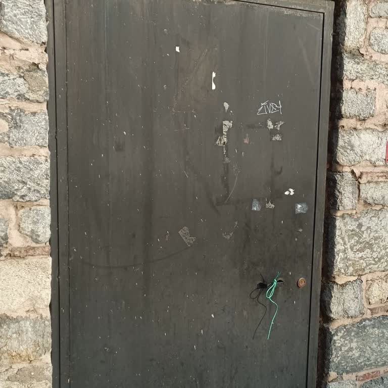 Teslim Edilmeyen Kargo Ve Yanıltıcı Kapı Fotoğrafı