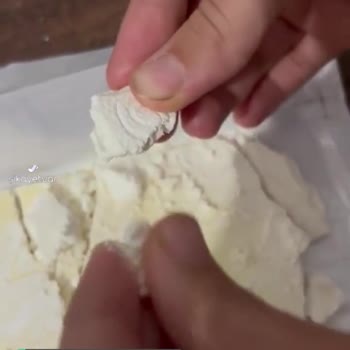 Milka Kusurlu, Dağılmış Un Gibi Çikolata
