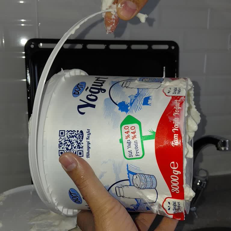 Dost Tam Yağlı Yoğurt Kovası Sapı Koptu, Ürün Yarı Ziyan Oldu