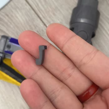 Dyson Gen5detect Absolute Işıklı Temizleme Başlığının Bağlantı Mandalının Normal Kullanımda Kırılması Ve Garanti Kapsamında Değişim Talebi
