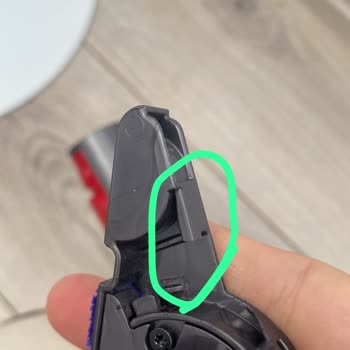 Dyson Gen5detect Absolute Işıklı Temizleme Başlığının Bağlantı Mandalının Normal Kullanımda Kırılması Ve Garanti Kapsamında Değişim Talebi