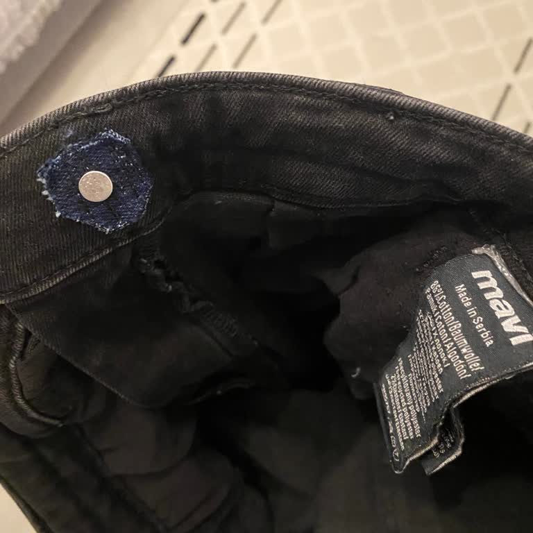 Mavi'nin Yeni Kot Pantolonundaki Düğme Sorunu Ve Çözüm Eksikliği