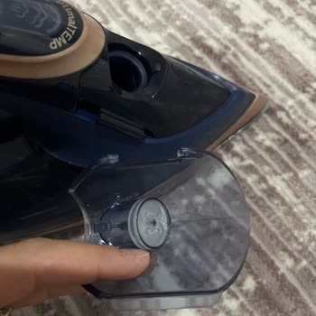 Philips Azur 8000 Ütüsünün Su Haznesi Kapağı Çabuk Kırıldı Ve Su Sızdırıyor