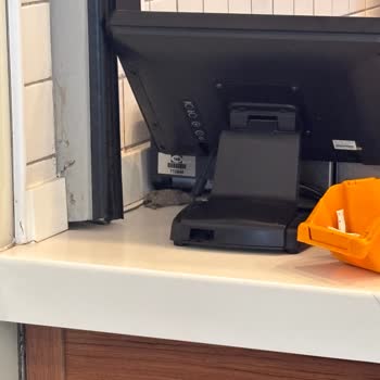 Axis AVM Burger King Şubesinde Masada Ölü Fare Görülmesi Ve Personelin Umursamaz Tutumu