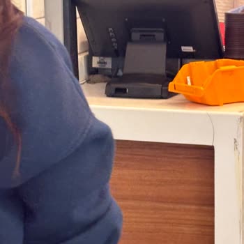 Axis AVM Burger King Şubesinde Masada Ölü Fare Görülmesi Ve Personelin Umursamaz Tutumu