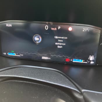 Jeep Compass Ekranındaki Gizli Çatlak İçin Ücretsiz Parça Değişimi Talebi