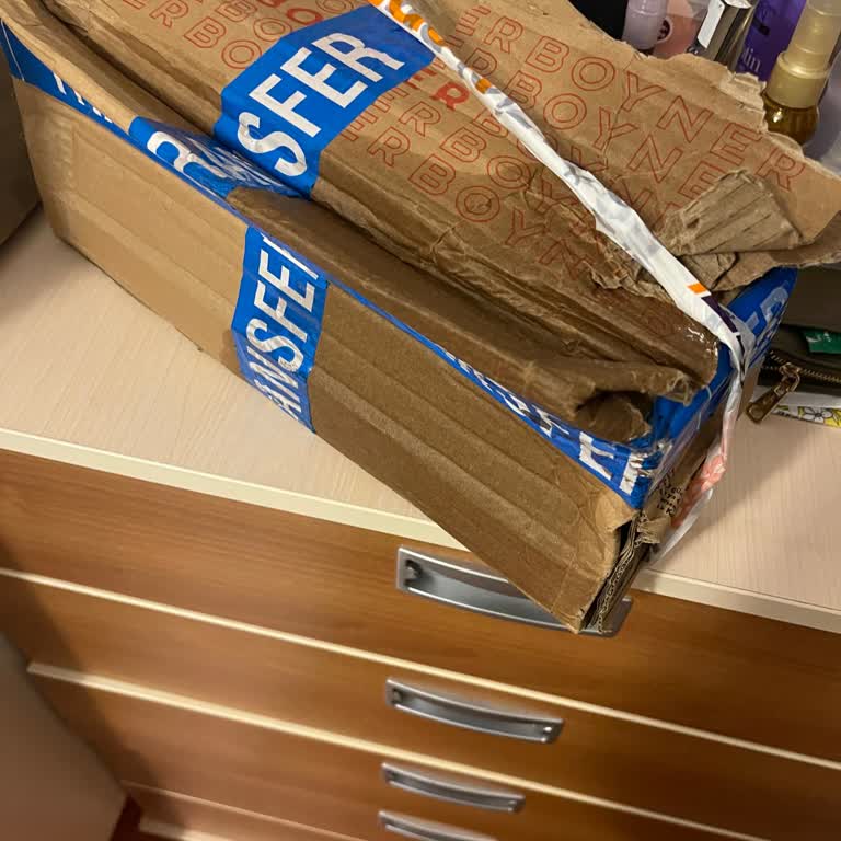 Boyner’den Guess Kadın Çantası Yağlı Ve Kırık Pakette Teslim Edildi