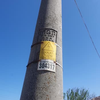 Tekirdağ Kapaklı’da Yana Yatmış Elektrik Direği Tehlikesi İçin TREDAŞ’tan Acil Müdahale Talebi