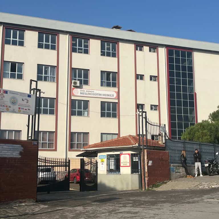 Bornova Mesleki Eğitim Merkezinde Siyah Kıyafet Nedeniyle Okul Dışlanması