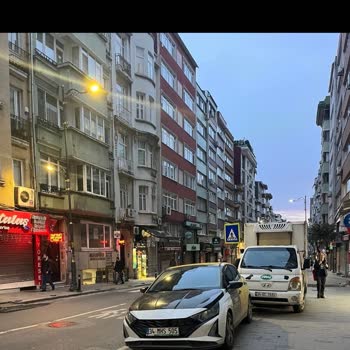 Tuborg Araçlarının Kaldırıma Ve Yaya Geçitlerine Park Etmesi Çocuk Güvenliğini Tehlikeye Atıyor