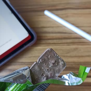 Eti İçibol Antep Fıstıklı Sütlü Çikolata’da Beyaz Lekeler Ve Bozulmuş Görünüm