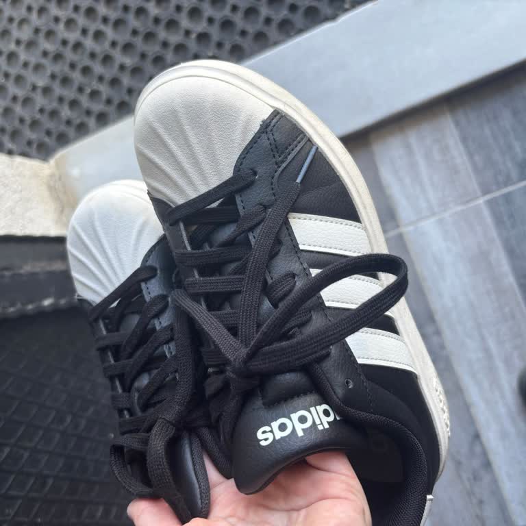Adidas Ayakkabısındaki Renk Uyumsuzluğu Ve Sorumluluk Reddi