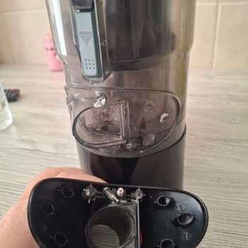Grundig VCP 5131 Dikey Süpürgenin Toz Haznesi Kırıldı Garanti Kapsamında Yardım Talebi