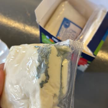File Market Çekmeköy Şubesinde Açılmadan Küflenen Ezine Peyniri
