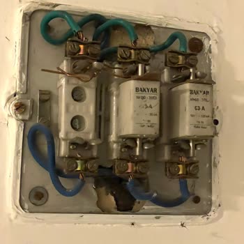 Bedaş’ın Çözüm Üretmemesi Nedeniyle Apartmanda Acil Hayati Elektrik Tehlikesi