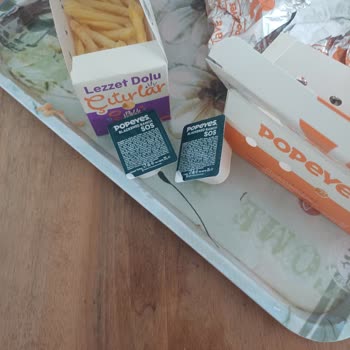 Popeyes Şubesinde Çiğ Tavuk, Yanlış İçecek Ve Bayat Patates Şikayeti
