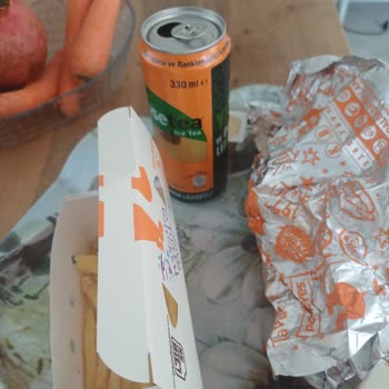 Popeyes Şubesinde Çiğ Tavuk, Yanlış İçecek Ve Bayat Patates Şikayeti