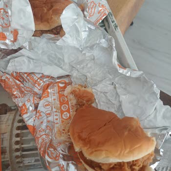 Popeyes Şubesinde Çiğ Tavuk, Yanlış İçecek Ve Bayat Patates Şikayeti