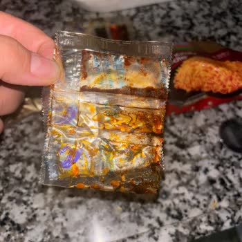 İndomie Noodle Paketi Açık Sos Ve Baharatla Bozulmuş, Tüketilemez