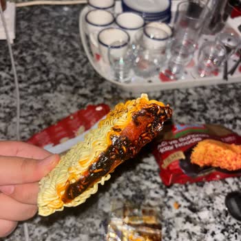 İndomie Noodle Paketi Açık Sos Ve Baharatla Bozulmuş, Tüketilemez