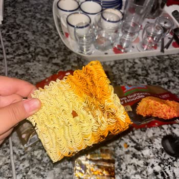 İndomie Noodle Paketi Açık Sos Ve Baharatla Bozulmuş, Tüketilemez