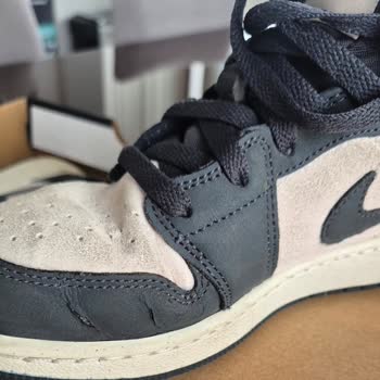 Ayıplı Nike Jordan Ayakkabı Ve Sneaks Up Mağaza Müdürünün Saygısız Tutumu