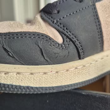 Ayıplı Nike Jordan Ayakkabı Ve Sneaks Up Mağaza Müdürünün Saygısız Tutumu