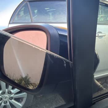 Renault Servisinde Cam Hasarı Ve Personel Saygısızlığına Karşı Ücretsiz Değişim Talebi