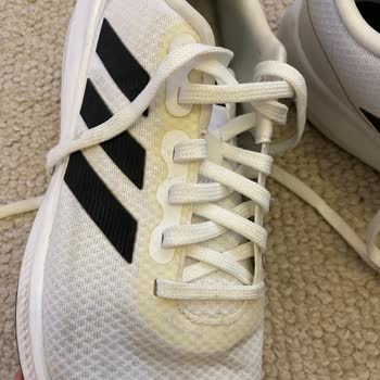 Adidas Ayakkabı Bağcıklarındaki Renk Değişimi Kullanıcı Hatası Olarak Reddedildi
