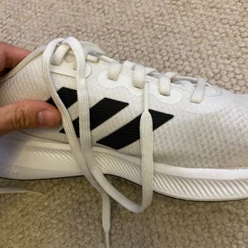 Adidas Ayakkabı Bağcıklarındaki Renk Değişimi Kullanıcı Hatası Olarak Reddedildi