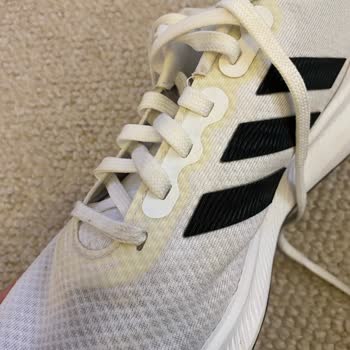 Adidas Ayakkabı Bağcıklarındaki Renk Değişimi Kullanıcı Hatası Olarak Reddedildi