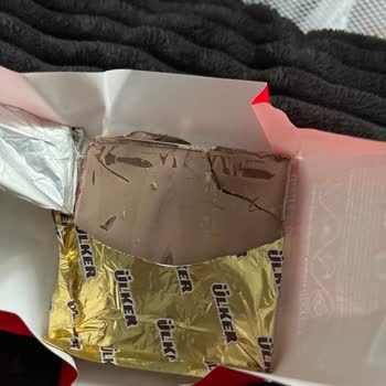 Rengi Değişmiş Ve Tüketilemez Ülker Bol Sütlü Çikolata