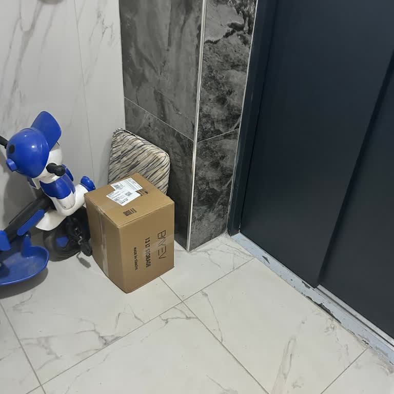 Kolay Gelsin Kuryenin Zilsiz Ve Bildirimsiz Asansör Kapısına Kargo Bırakması