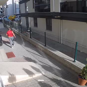 PTT Kargo Görevlisinin Yanıltıcı Teslimat Bildirimi Ve Acil Teslimat Talebi