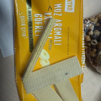 BİM Centro Muz Aromalı Gofretten Çıkan Siyah Lekeler Gıda Güvenliğini Sarsıyor