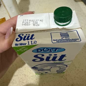 Bozuk Süt Ve Siyah Partiküller: BİM Şubesinde Umursamaz Personel