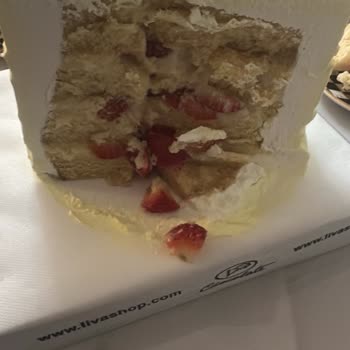Liva Pastanesinin Özel Doğum Günü Pastasındaki İmalat Hatası Ve İade Talebi