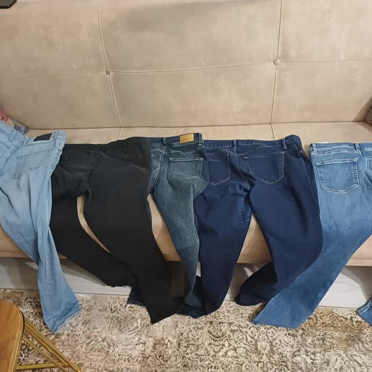 BRC Kargo Dağıtım Kapıda Ödeme İle Gelen Yanıltıcı Ve Kullanılmış Kot Pantolonlar