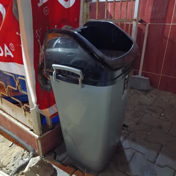 Çöp Toplama Araçlarının Çelişkili Davranışı Ve Kovaların Zarar Görmesi